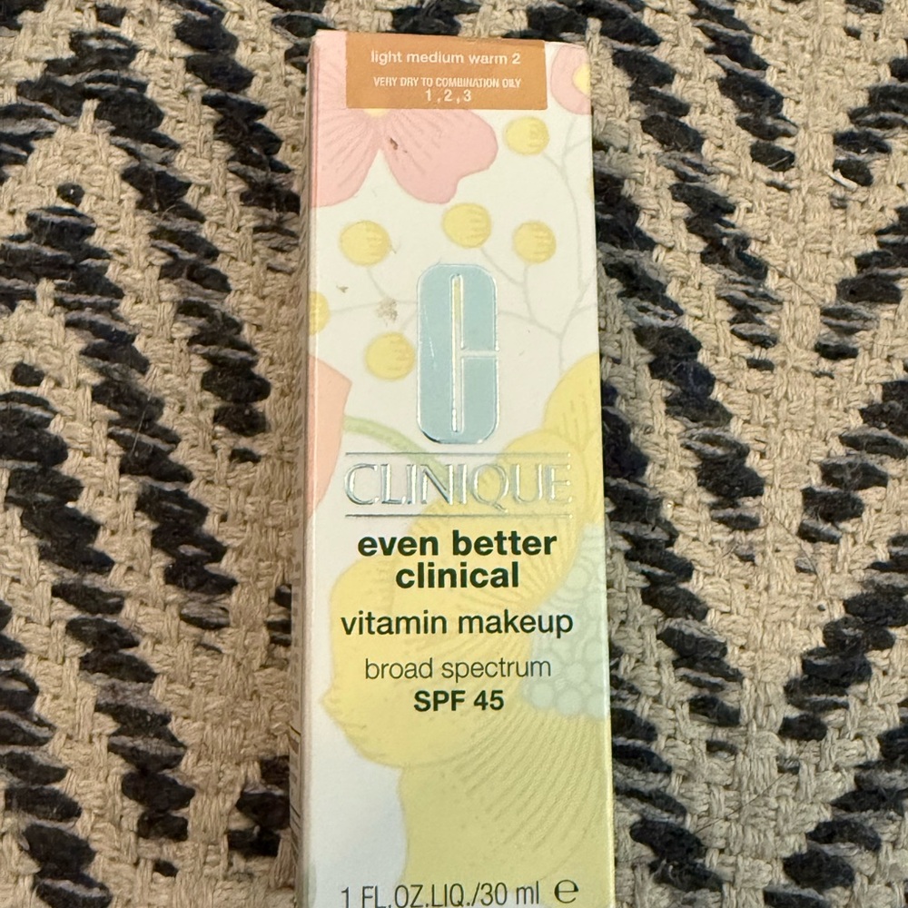 Clinique Even Better Clinical Vitamin Makeup SPF 45 - Light/Medium Warm 2